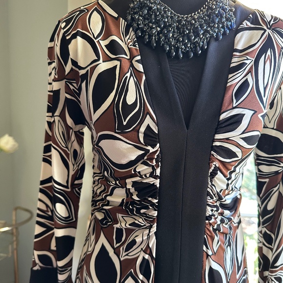 Analili V-neck Abstract Print Jersey Dress - Picture 2 of 6